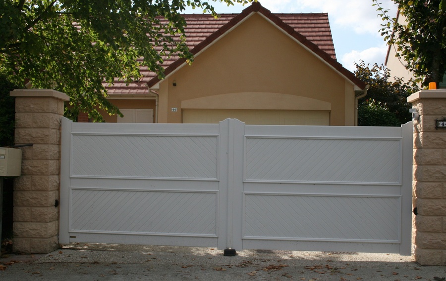 Nos mod&egrave;les de portails PVC &agrave;&nbsp;ST JEAN D'ILLAC