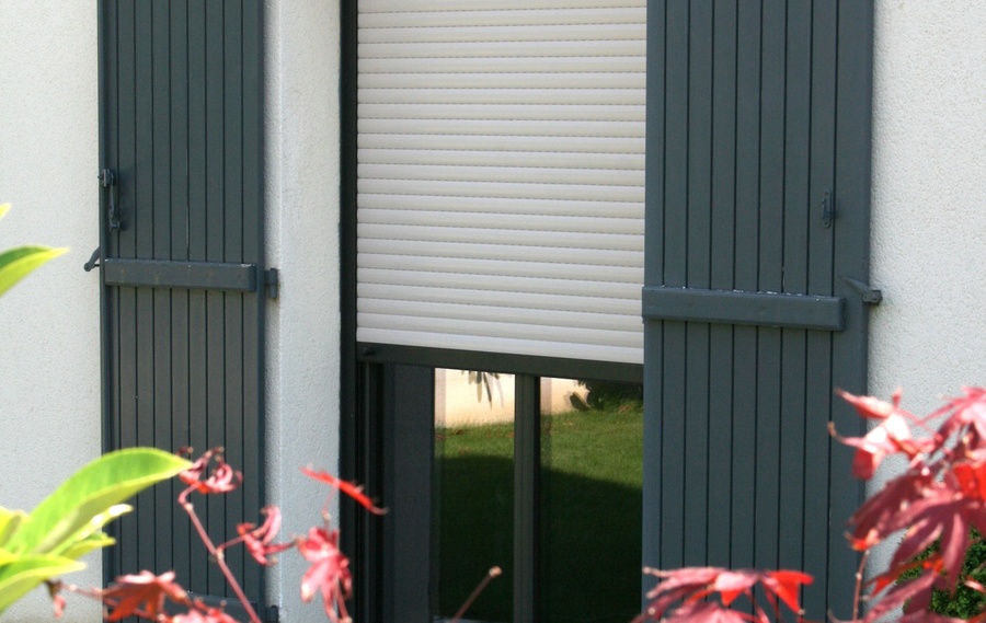 Volets battants roulants et occultants &agrave;&nbsp;ST JEAN D'ILLAC